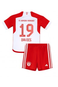 Fotbalové Dres Bayern Munich Alphonso Davies #19 Dětské Domácí Oblečení 2023-24 Krátký Rukáv (+ trenýrky)